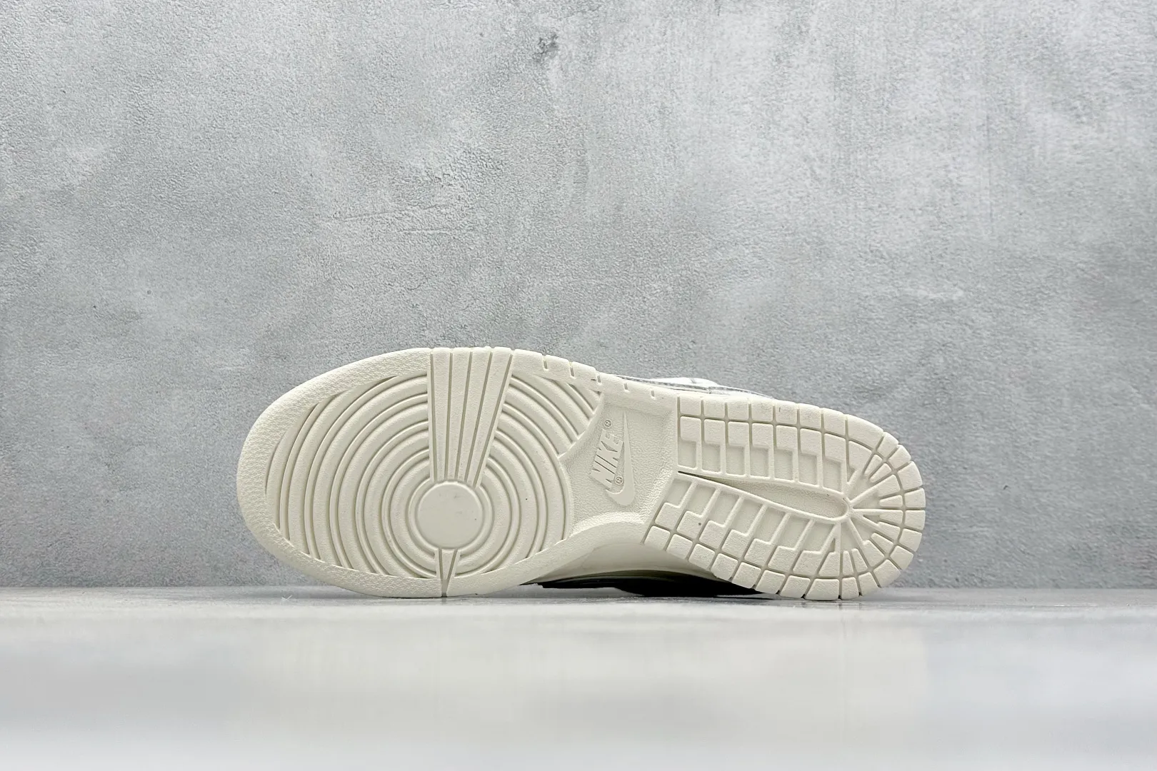 Nike SB Dunk Low Supreme Light Grey  Rep Shoes Replica Nikes AllSeason 1653