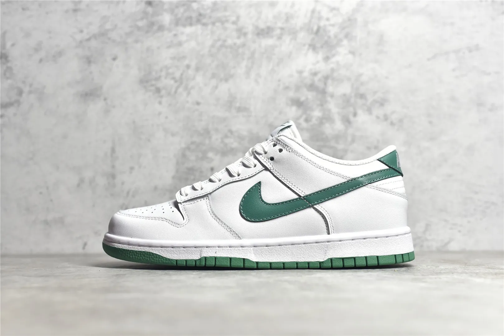 NewStyle Nike SB Dunk Low White Green Low Top Replica Nike Sneakers 1617