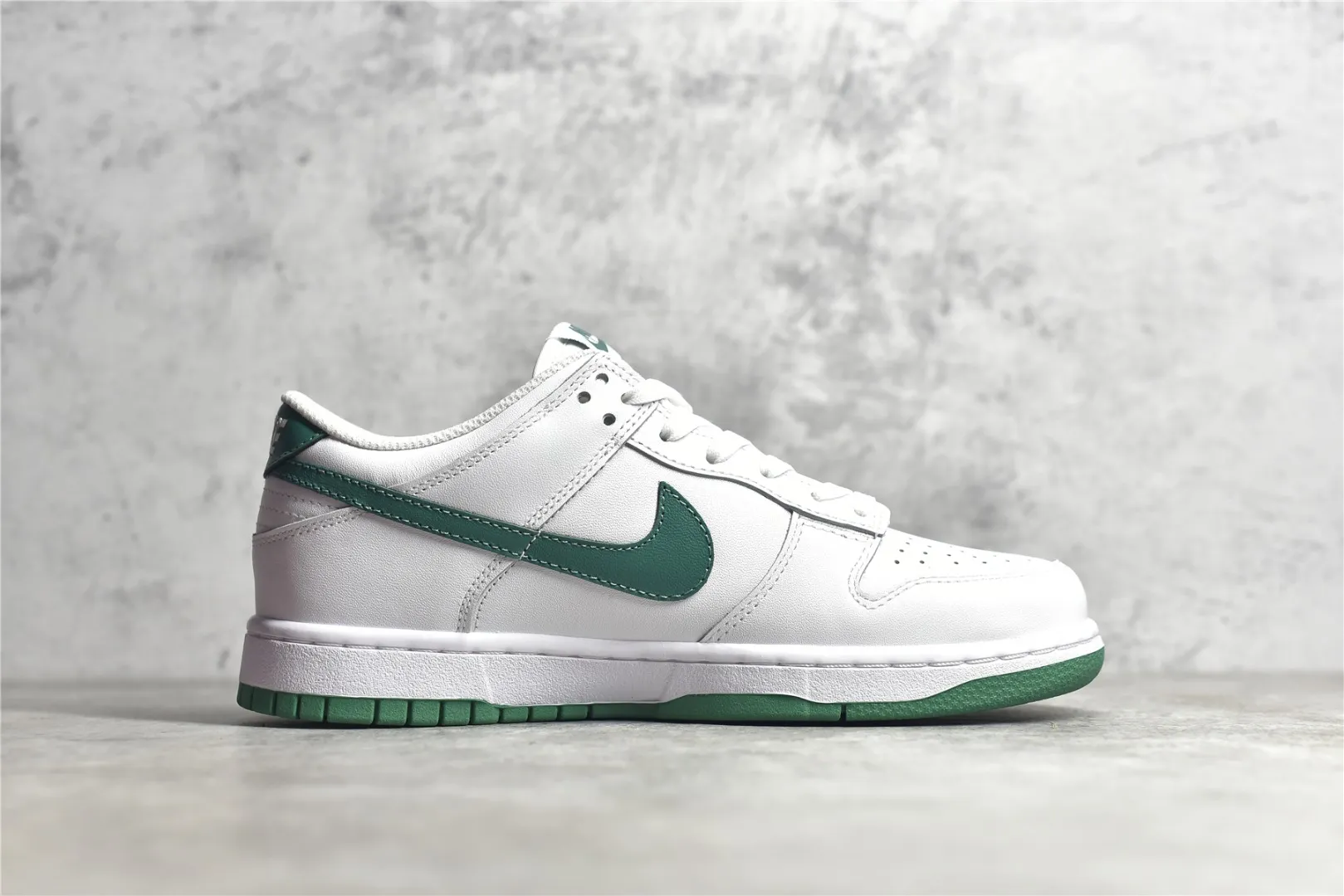 NewStyle Nike SB Dunk Low White Green Low Top Replica Nike Sneakers 1617