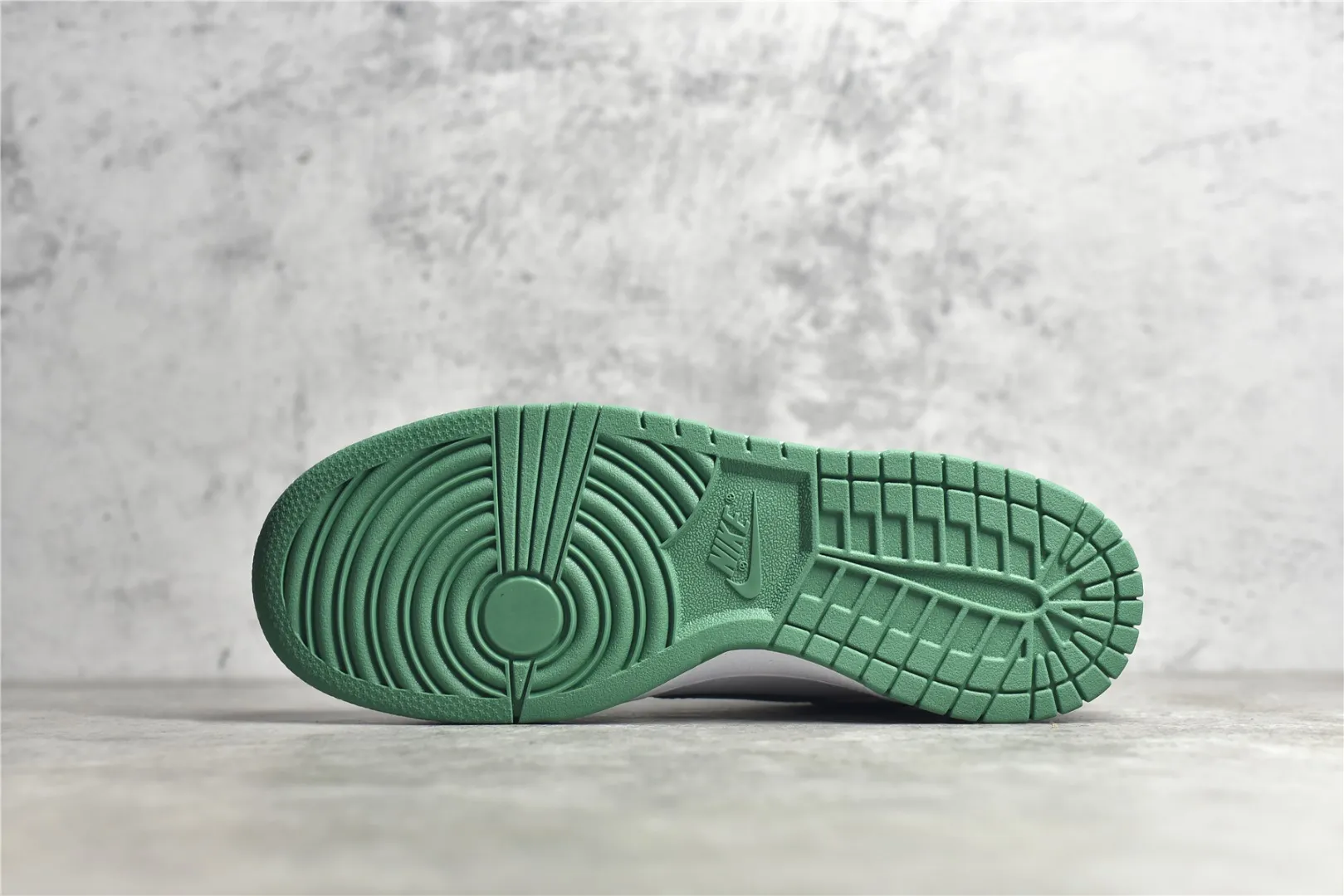 NewStyle Nike SB Dunk Low White Green Low Top Replica Nike Sneakers 1617