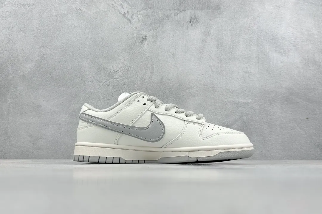 FastDry Supreme x Nike SB Dunk Low Grey White Replica Nike Sneakers 1577