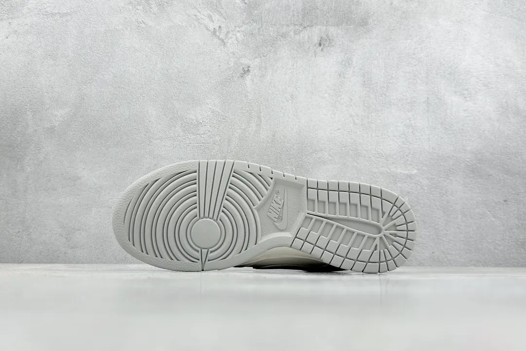 FastDry Supreme x Nike SB Dunk Low Grey White Replica Nike Sneakers 1577