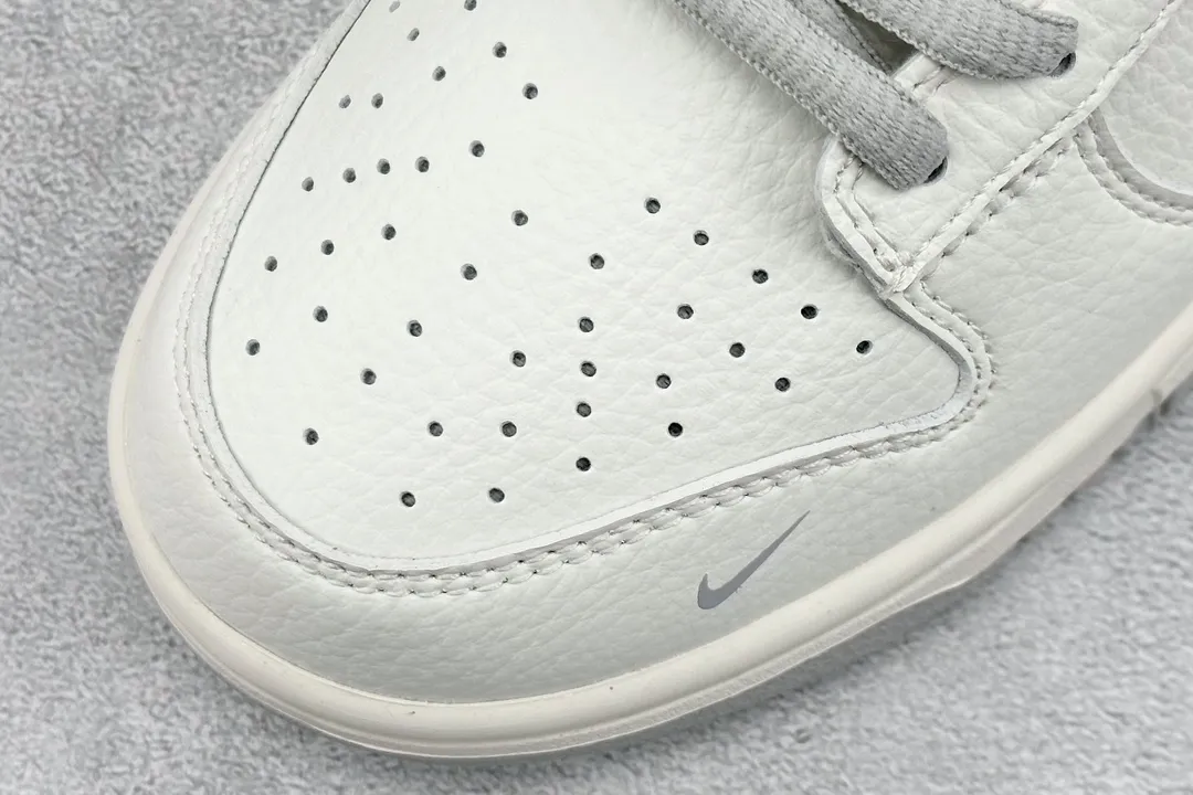 FastDry Supreme x Nike SB Dunk Low Grey White Replica Nike Sneakers 1577