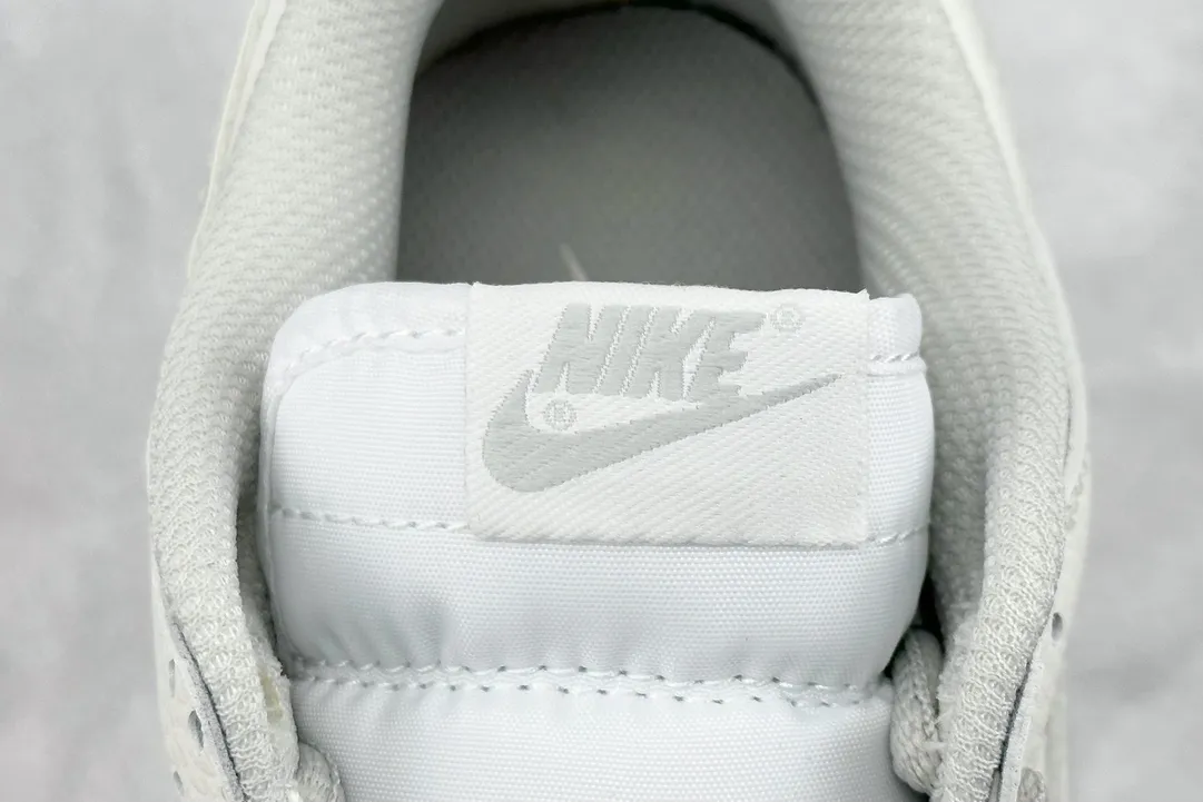 FastDry Supreme x Nike SB Dunk Low Grey White Replica Nike Sneakers 1577