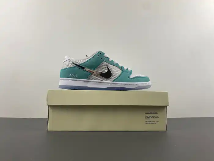 Bmlin Nike SB Dunk Low April Skateboards FD2562-400