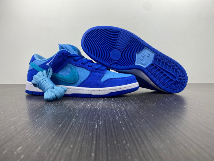 TB Nike SB Dunk Low Blue Raspberry DM0807-400