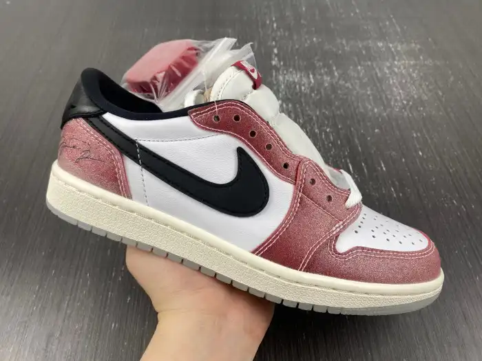 Rep EP TROPHY ROOM X AIR JORDAN 1 LOW OG 'RED BLACK' FN0432-017