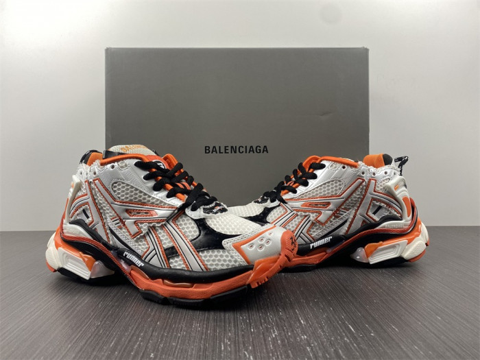 TB BLCG RUNNER SNEAKER 677402 W3RB7 9051