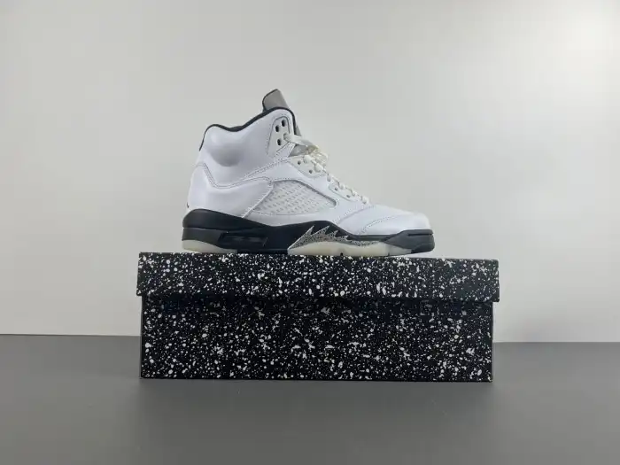 Boostmaster lin AIR JORDAN 5 RETRO 'WHITE BLACK' DD0587-110