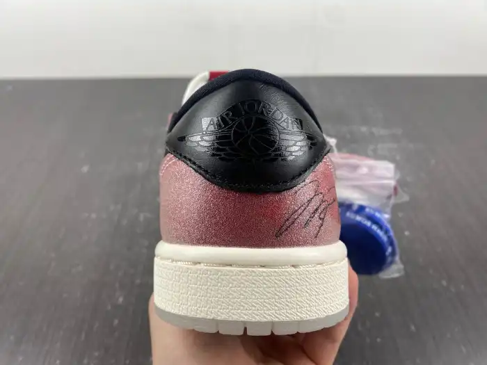 Rep EP TROPHY ROOM X AIR JORDAN 1 LOW OG 'RED BLACK' FN0432-017