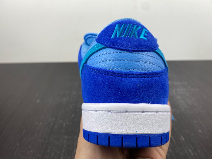 TB Nike SB Dunk Low Blue Raspberry DM0807-400