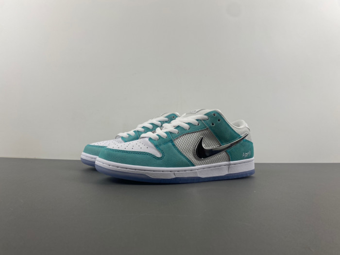 TB Nike SB Dunk Low April Skateboards FD2562-400