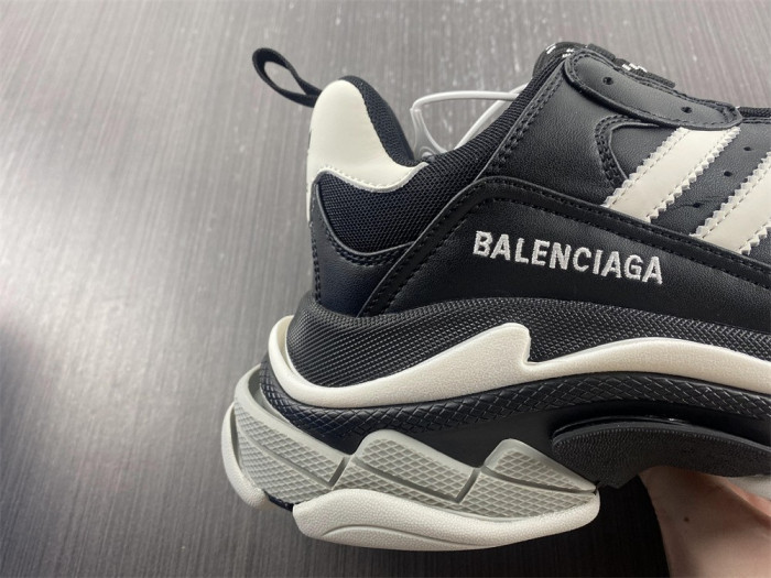 TB BLCG TRIPLE S SNEAKER 710021 W3RN3 1001