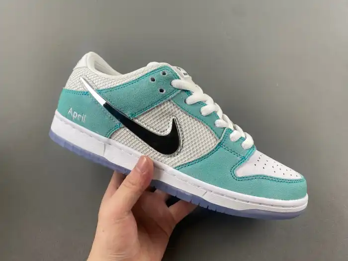 Bmlin Nike SB Dunk Low April Skateboards FD2562-400