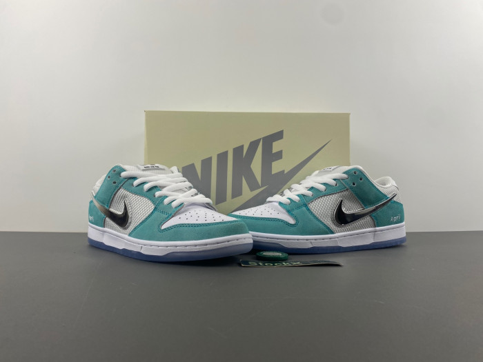 TB Nike SB Dunk Low April Skateboards FD2562-400