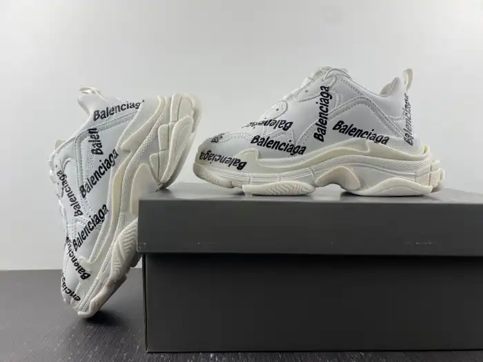 Rep LY BLCG TRIPLE S SNEAKER 524039 W2FAB 9010