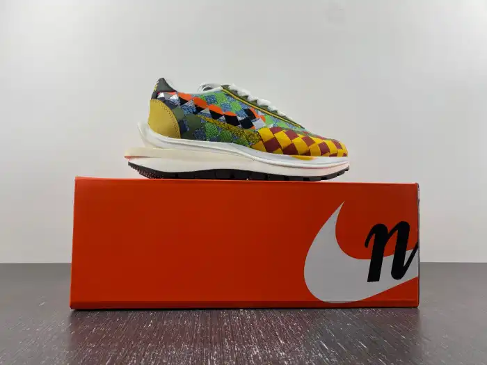 Bmlin Shoes sacai x Nike Waffle Woven Green Gusto DR5209-300