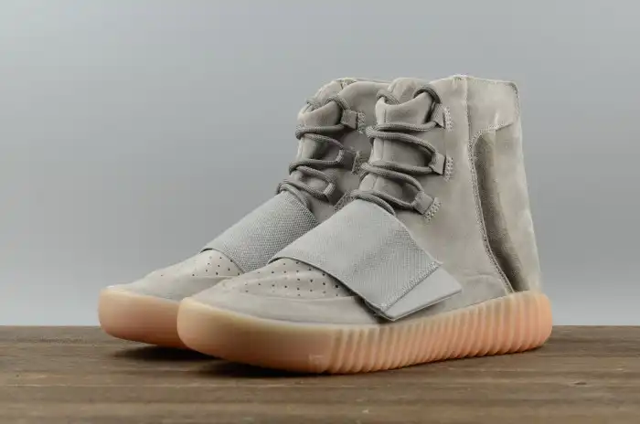 【Free Shipping】 ADIDAS YEEZY 750 BOOST LIGHT GREY GUM GLOW DARK BB1840