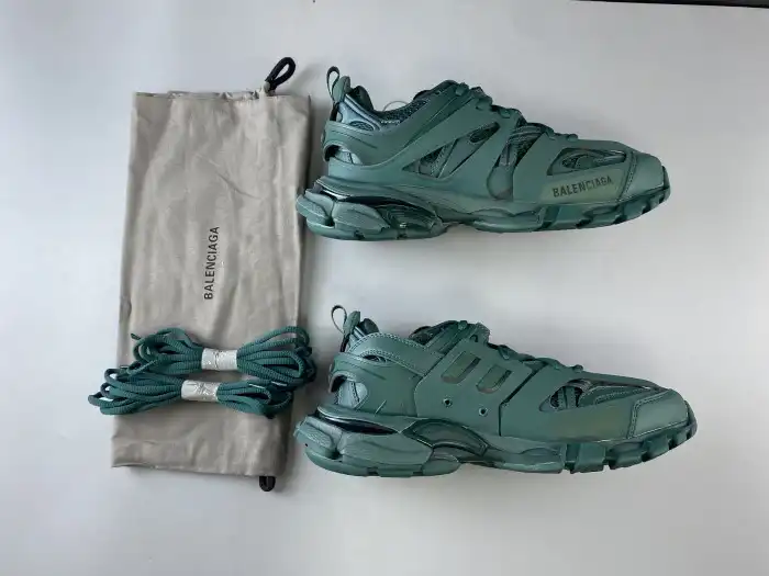 Rep LY BLCG Track 3.0 542023 W2LA1 3004