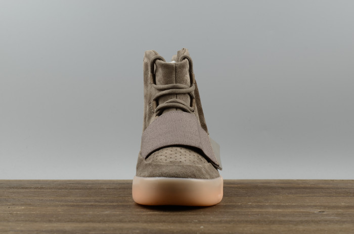 TB adidas Yeezy 750 Boost Light Brown BY2456