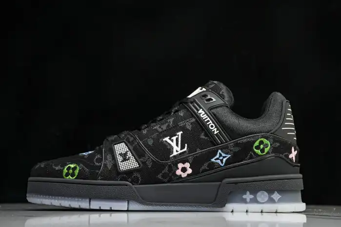 LV TRAINER SNEAKER 24111502