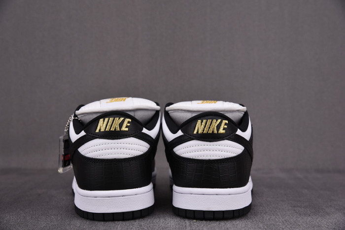 KICKWHO Nike SB Dunk Low Supre* Stars Black (2021) DH3228-102