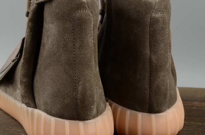 TB adidas Yeezy 750 Boost Light Brown BY2456