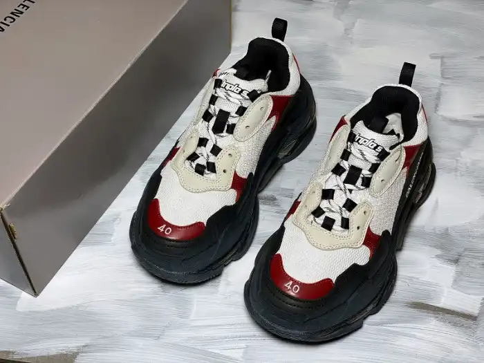 Rep LY BLCG TRIPLE S SNEAKER 541624 W2FG1 1000