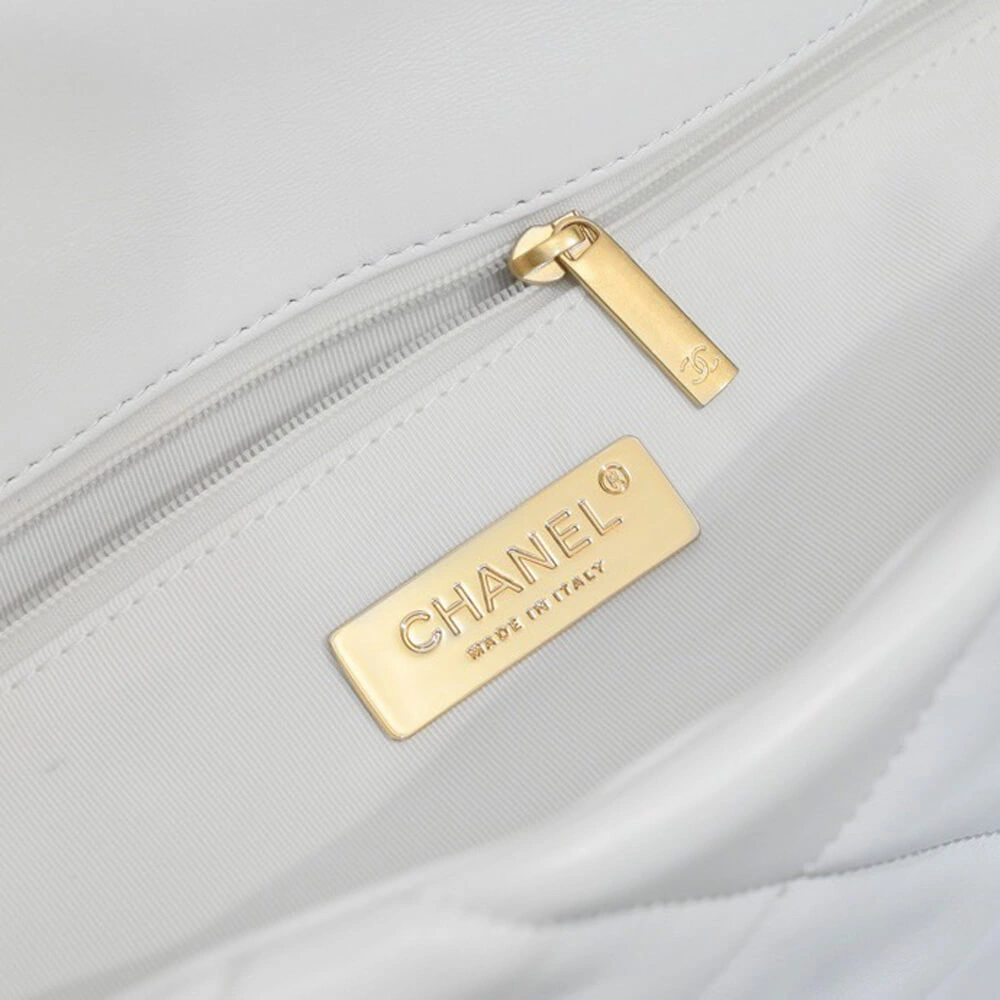 CHANEL 19 MAXI HANDBAG DailyWear 1640