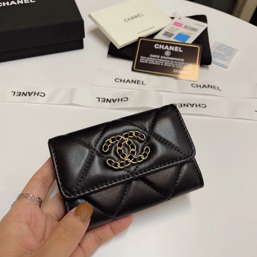 Comfortable CHANEL 19 card holder with flap 1367