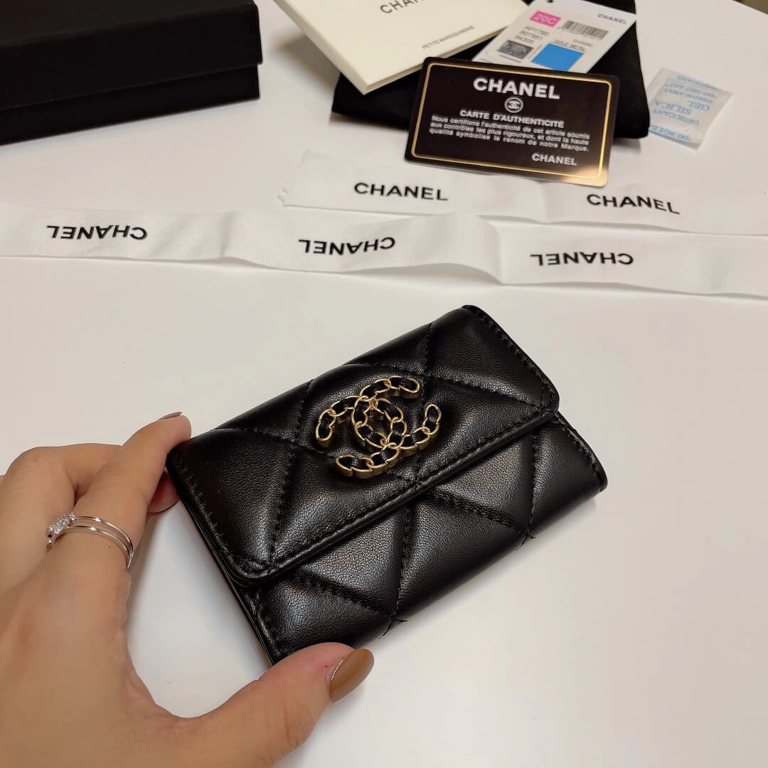 Comfortable CHANEL 19 card holder with flap 1367