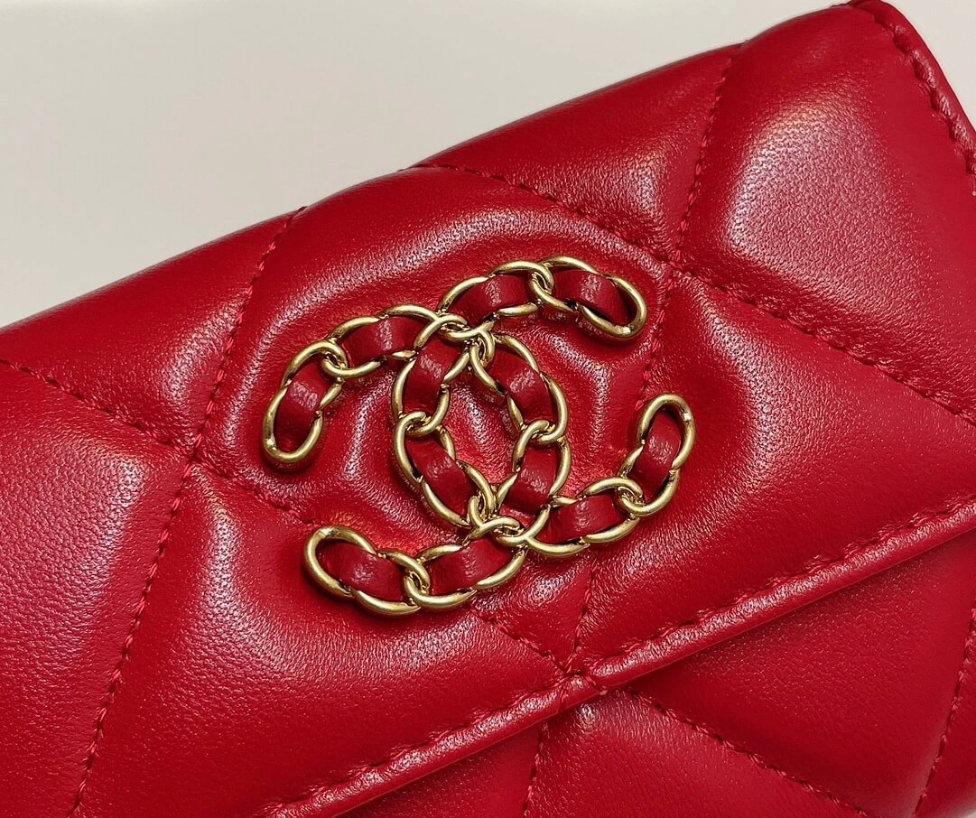 SmartChoice CHANEL 19 card holder with flap 1326