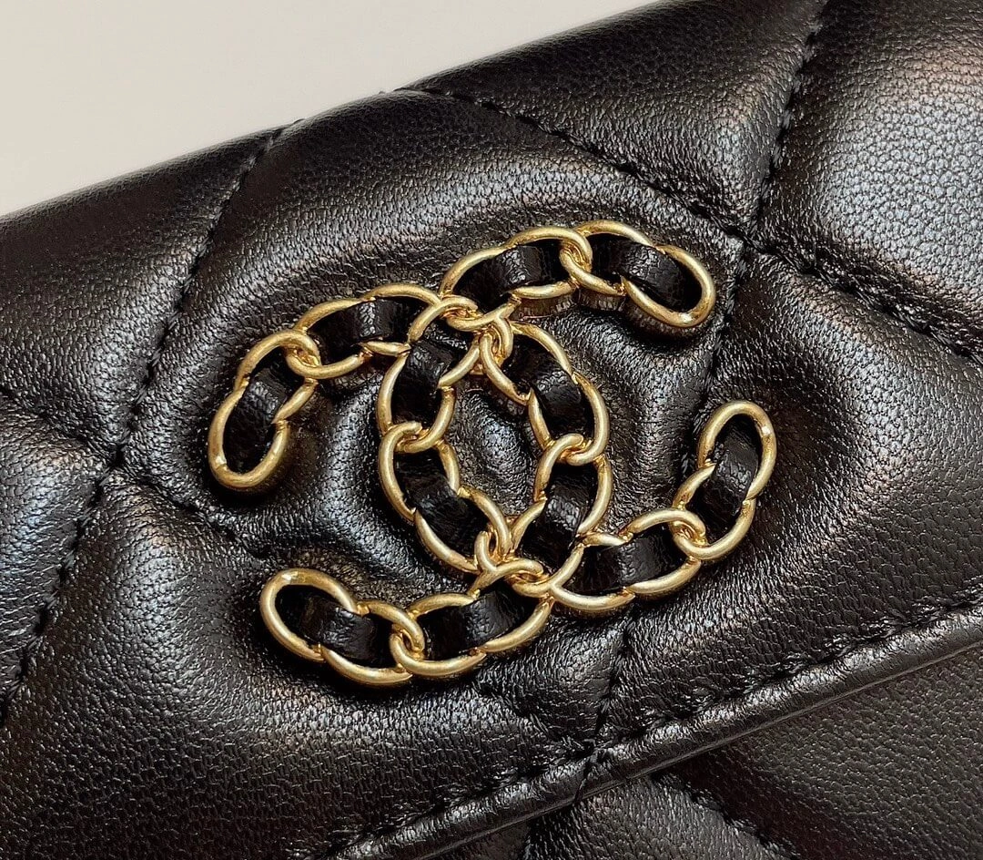 Comfortable CHANEL 19 card holder with flap 1367