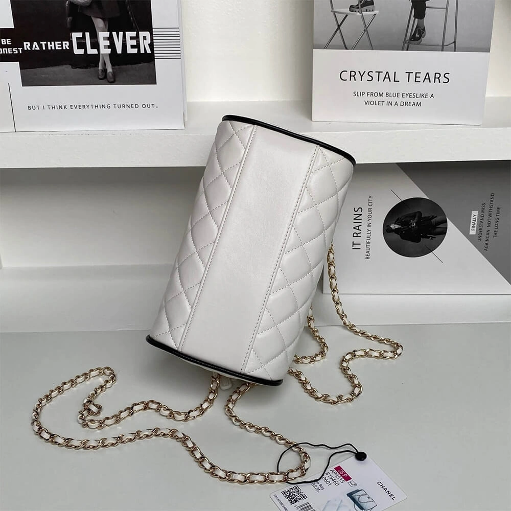 Bright CHANEL Clutch with Chain(HIGH-END GRADE) 1587