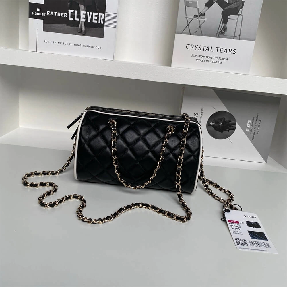 Youthful CHANEL Clutch with Chain(HIGH-END GRADE) 1495