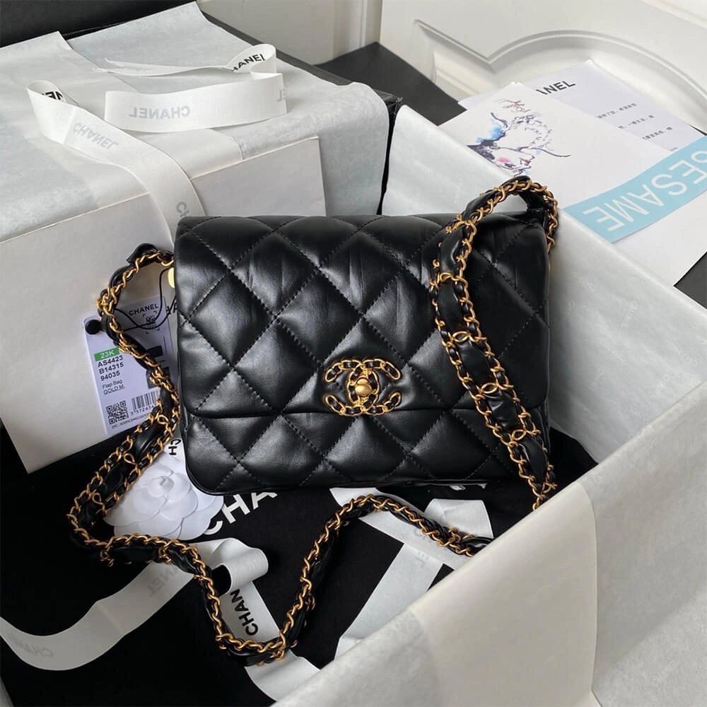 Effortless CHANEL MINI FLAP 1350