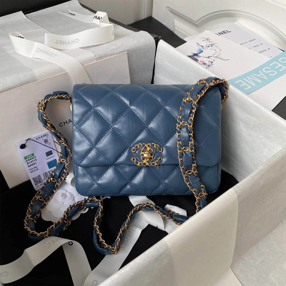 Effortless CHANEL MINI FLAP 1333