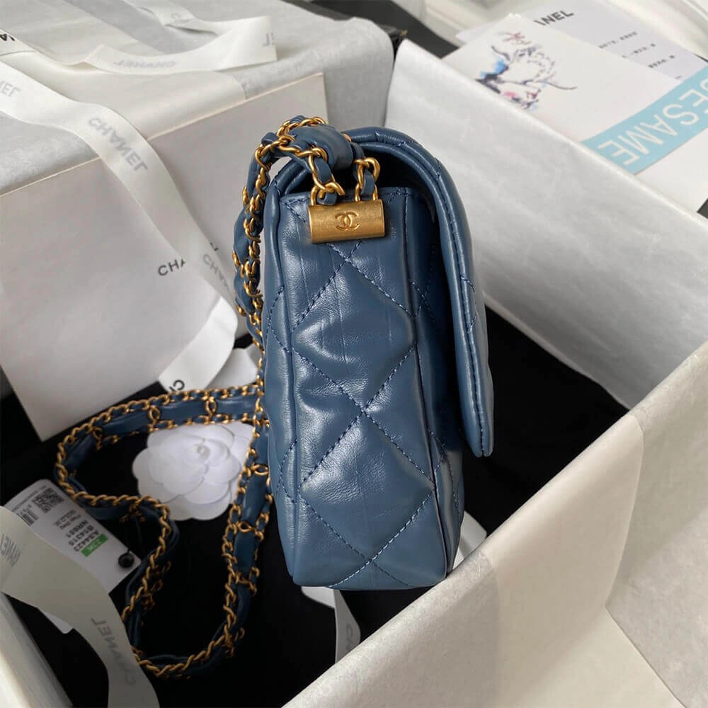 Effortless CHANEL MINI FLAP 1333