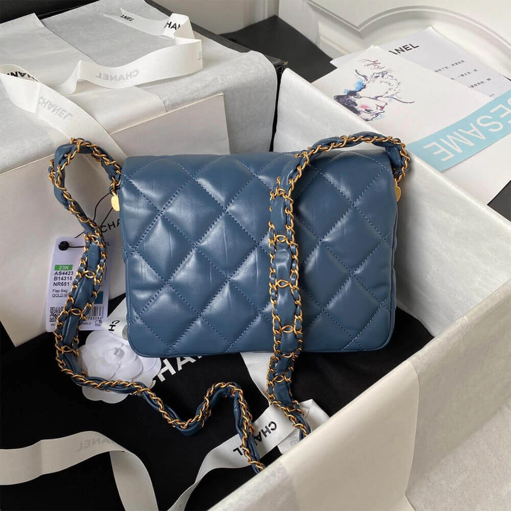 Effortless CHANEL MINI FLAP 1333