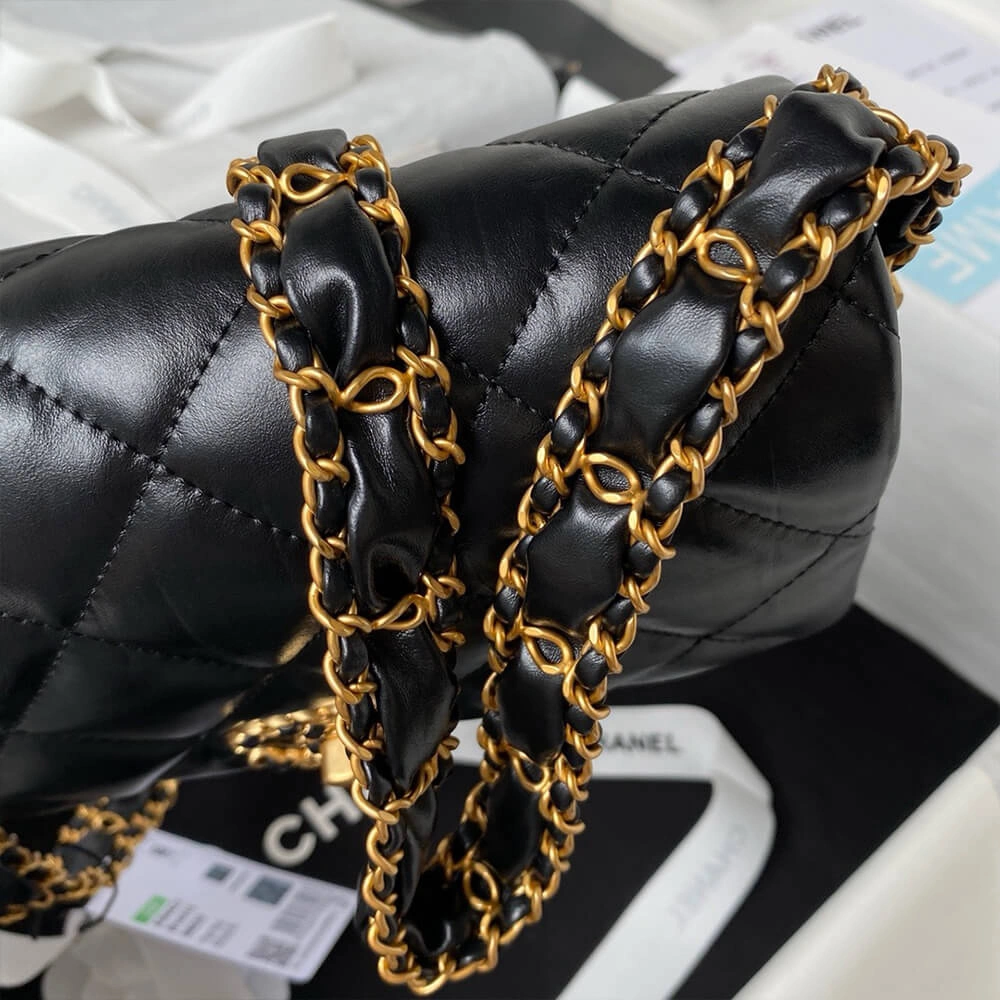 Effortless CHANEL MINI FLAP 1350