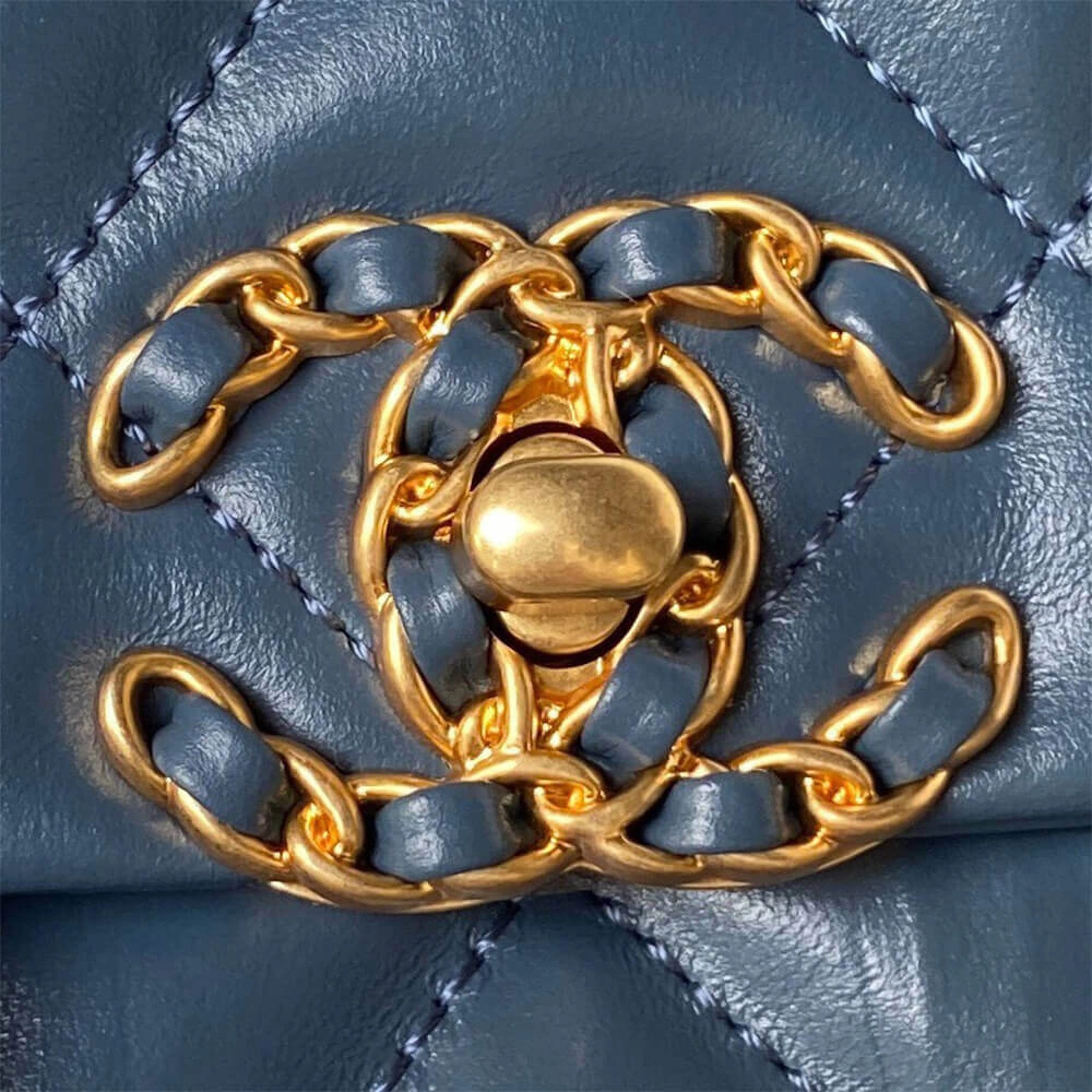 Effortless CHANEL MINI FLAP 1333
