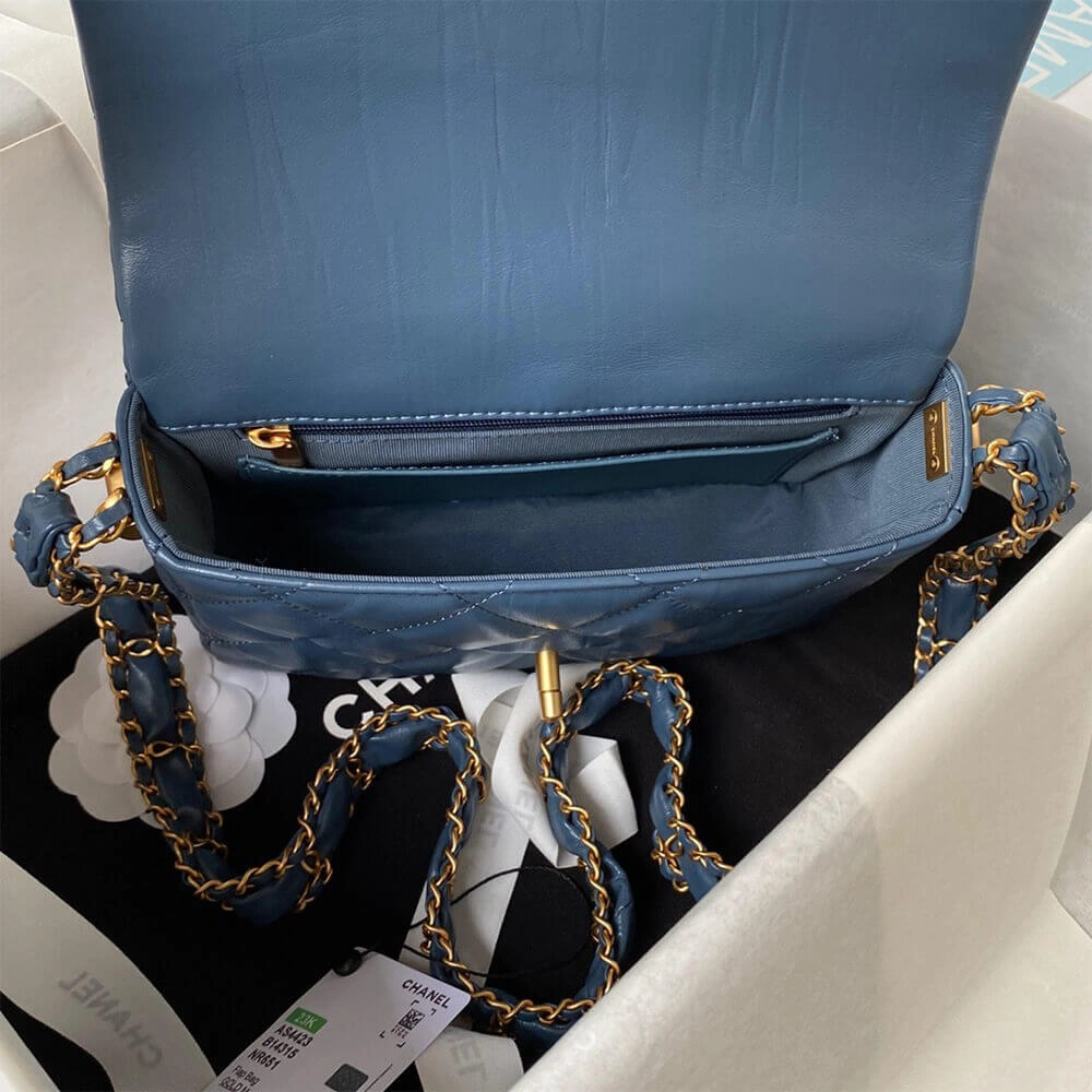 Effortless CHANEL MINI FLAP 1333