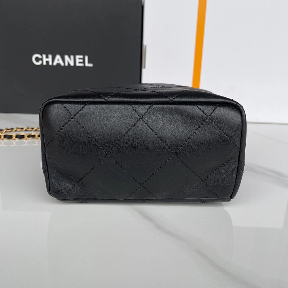 Casual CHANEL SMALL BUCKET BAG 1316