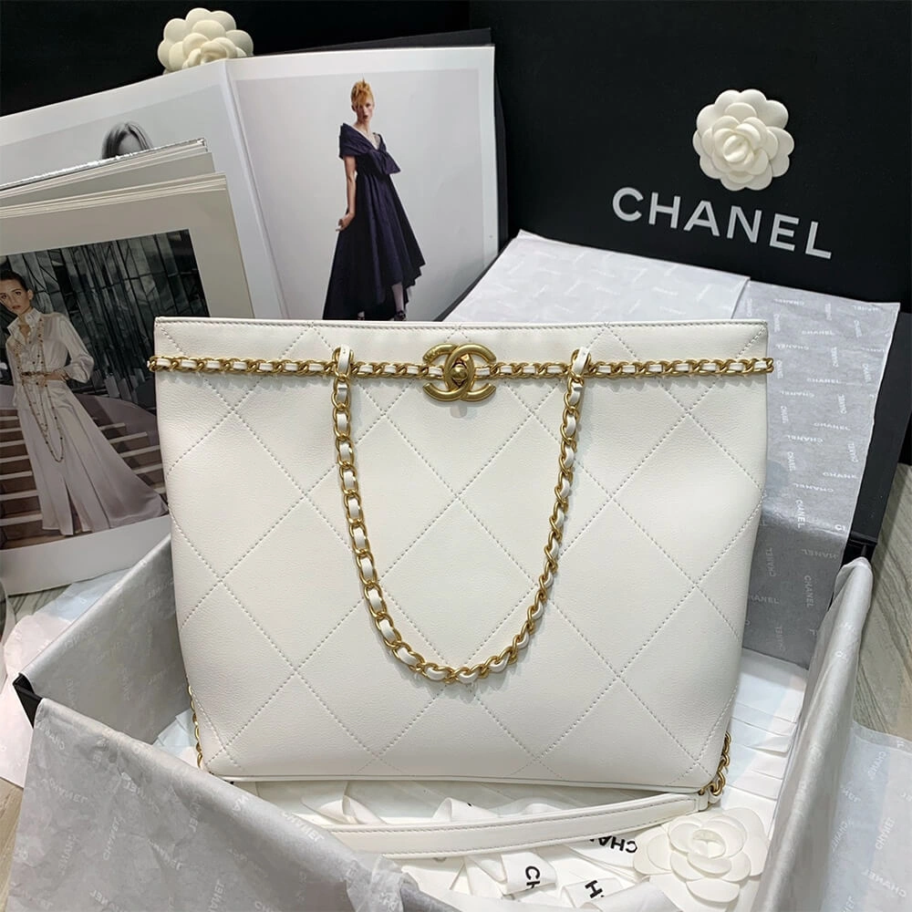 Snug CHANEL Small Shopping Bag 1668
