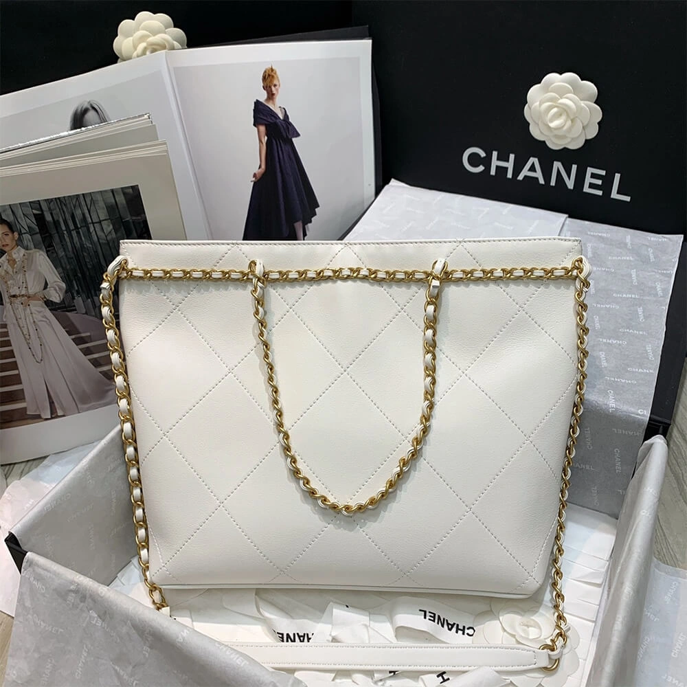 Snug CHANEL Small Shopping Bag 1668