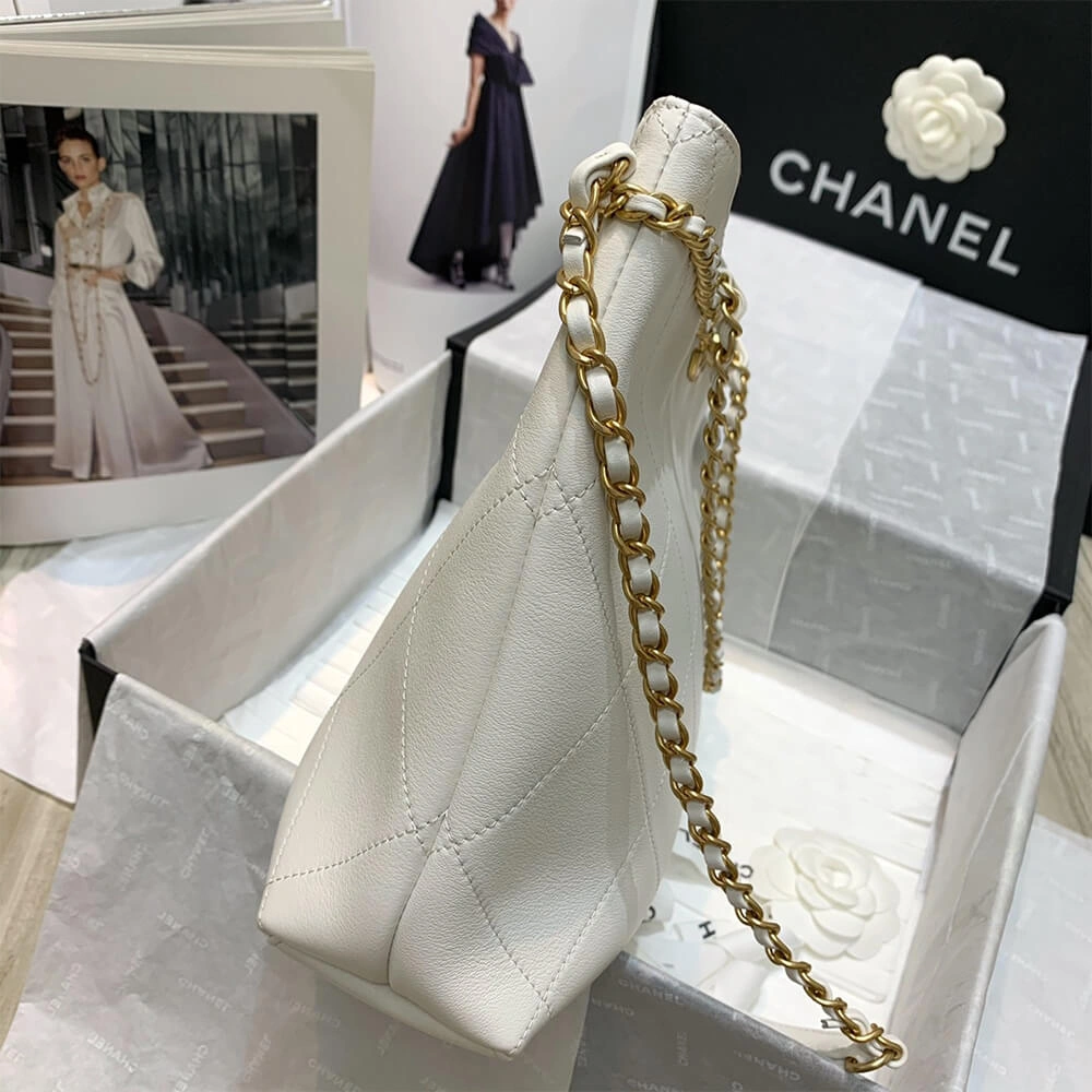 Snug CHANEL Small Shopping Bag 1668