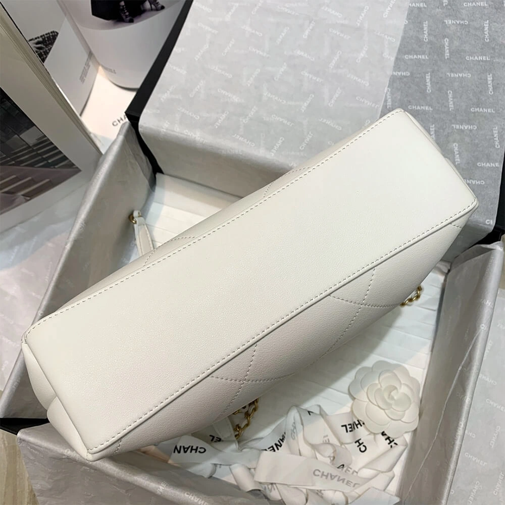 Snug CHANEL Small Shopping Bag 1668