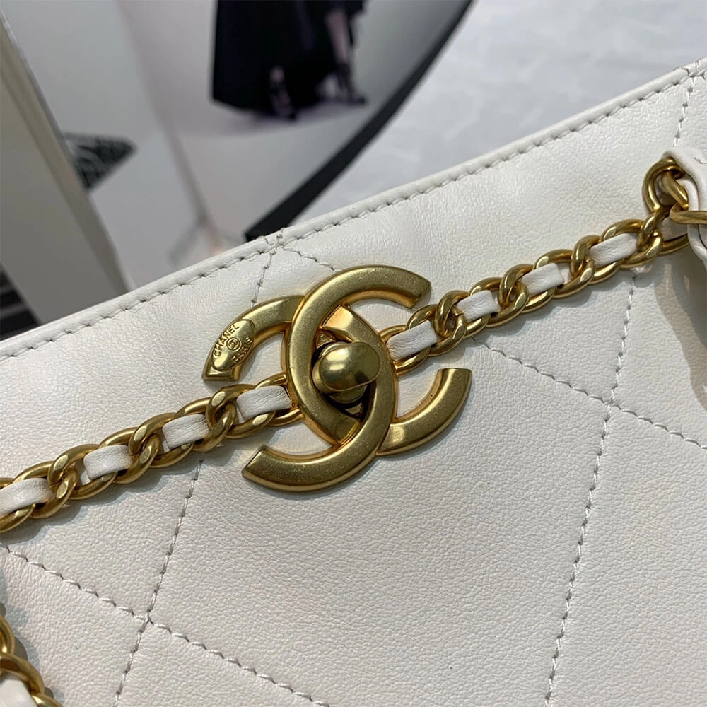 Snug CHANEL Small Shopping Bag 1668