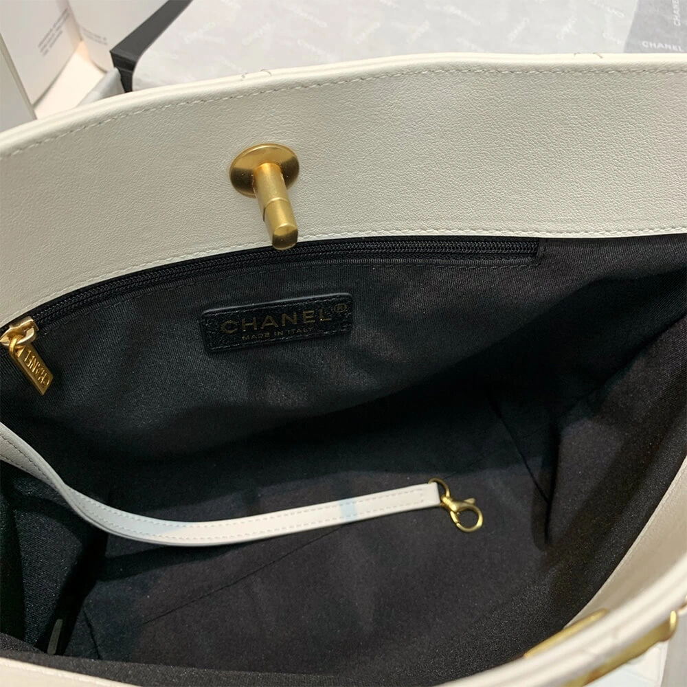 Snug CHANEL Small Shopping Bag 1668