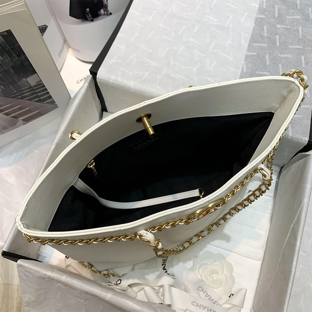 Snug CHANEL Small Shopping Bag 1668